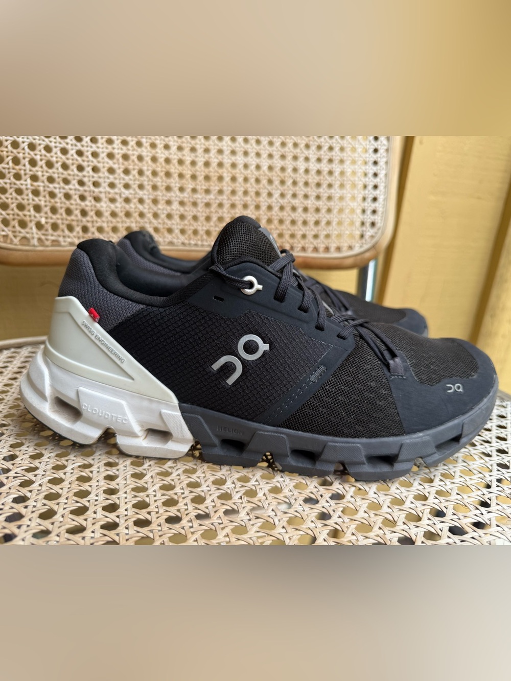 On Cloudflyer Women’s Size 10 Black White CloudTec Running Shoes